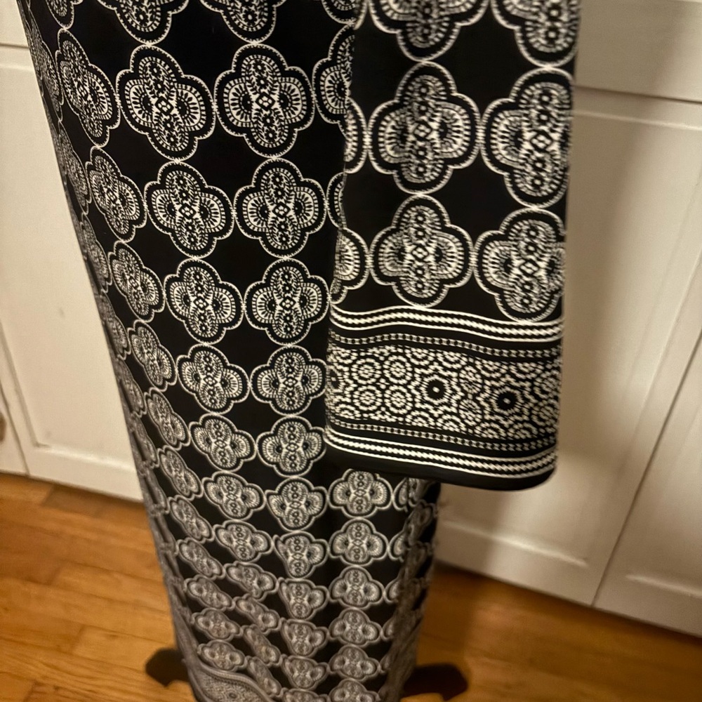 White House Black Market Black & White Medallion Shift Dress | M - Picture 3 of 6